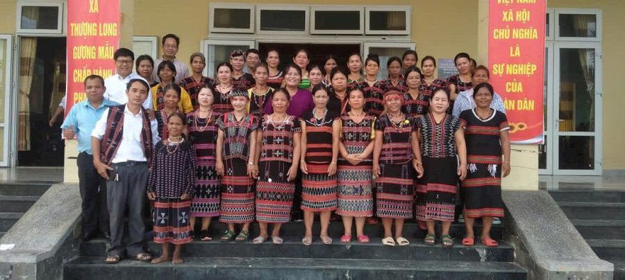 Học viên 2 lớp xóa mù chữ năm học 2023-2024 ở xã Thượng Long, huyện Nam Đông với đa số người dân tộc thiểu số chụp ảnh ở lễ khai giảng. (Ảnh Trung tâm GDNN - GDTX Nam Đông)