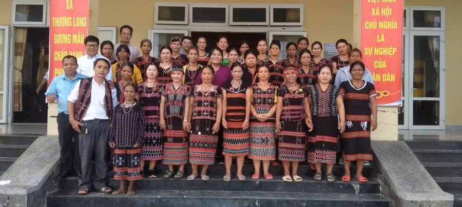 Học viên 2 lớp xóa mù chữ năm học 2023-2024 ở xã Thượng Long, huyện Nam Đông với đa số người dân tộc thiểu số chụp ảnh ở lễ khai giảng. (Ảnh Trung tâm GDNN - GDTX Nam Đông)