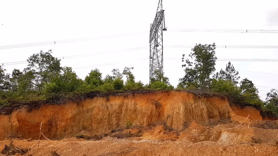 Cả quả đồi dưới chân đường dây điện cao thế 500 kV tại xã Lộc Bổn, huyện Phú Lộc, tỉnh Thừa Thiên - Huế bị "đất tặc" băm nát lấy đất (Ảnh: Đại Dương).