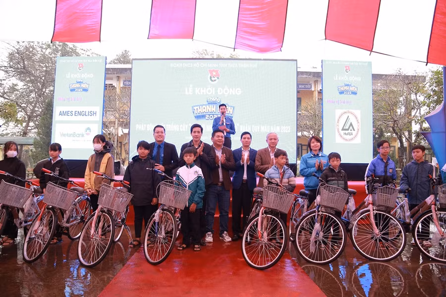 Các đại biểu trao tặng 15 chiếc xe đạp cho 15 em học sinh Trường THCS Nguyễn Khoa Đăng.