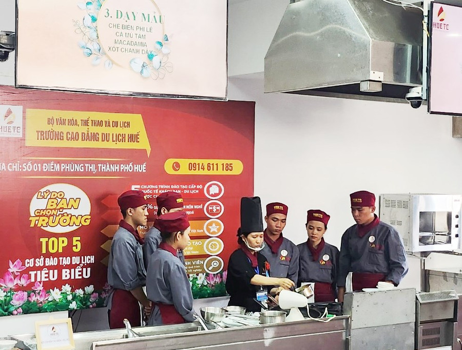 Giáo viên Trường Cao đẳng Du lịch Huế thực hiện phần bài giảng về chế biến món ăn (Ảnh: Đại Dương).