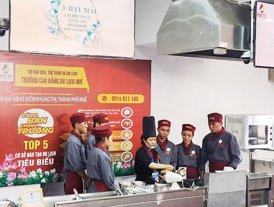 Giáo viên Trường Cao đẳng Du lịch Huế thực hiện phần bài giảng về chế biến món ăn (Ảnh: Đại Dương).