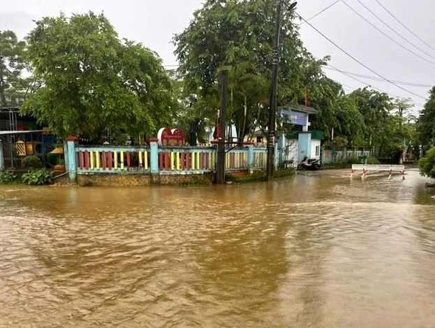 Một điểm trường tại huyện Phong Điền, tỉnh Thừa Thiên - Huế phải cho học sinh nghỉ học do lũ lên nhanh. (Ảnh: H.D)