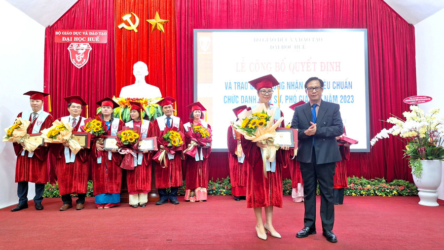 Các tân Phó Giáo sư của Đại học Huế nhận quyết định. Các tân Phó Giáo sư của Đại học Huế nhận quyết định.