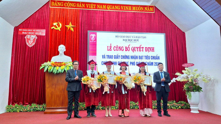 Tặng giấy khen cho 4 tân Phó Giáo sư dưới 40 tuổi của ĐH Huế. (Ảnh: Đại Dương) Tặng giấy khen cho 4 tân Phó Giáo sư dưới 40 tuổi của ĐH Huế. (Ảnh: Đại Dương)