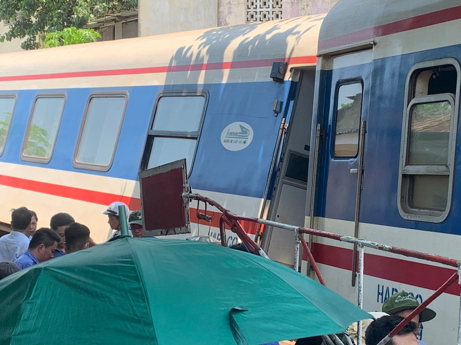 Toa tàu bị trật bánh. Toa tàu bị trật bánh.