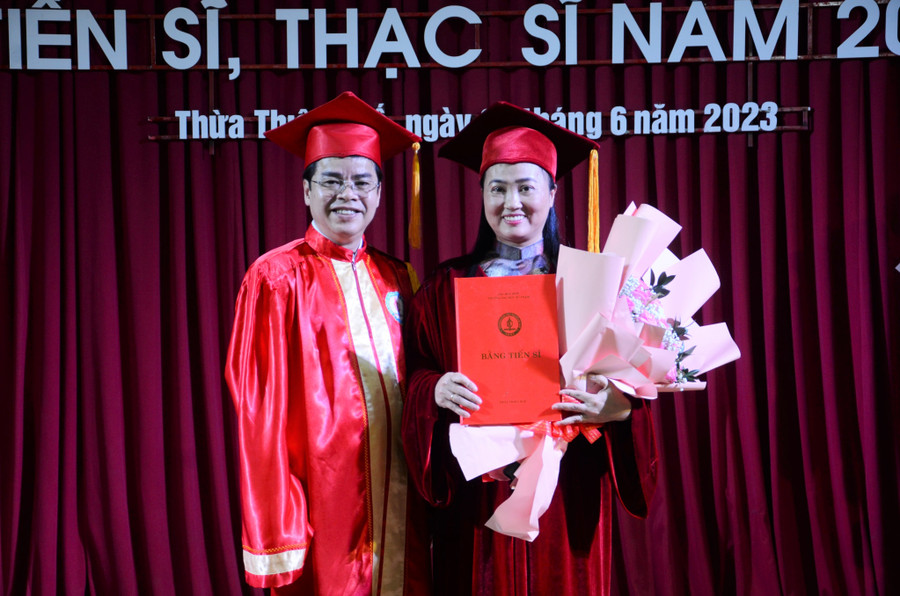 PGS. TS Nguyễn Thành Nhân - Phó Hiệu trưởng Trường ĐH Sư phạm trao bằng tiến sĩ cho học viên.