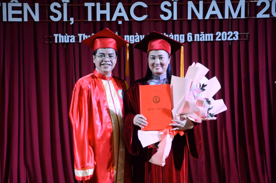 PGS. TS Nguyễn Thành Nhân - Phó Hiệu trưởng Trường ĐH Sư phạm trao bằng tiến sĩ cho học viên.