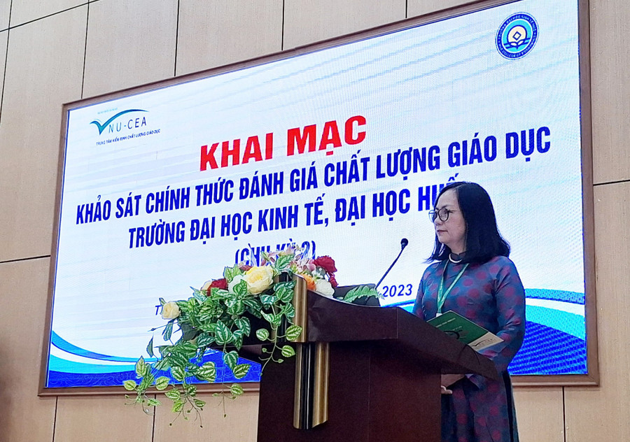 Đại diện Trung tâm Kiểm định chất lượng giáo dục – ĐH Quốc gia Hà Nội công bố chương trình khảo sát đánh giá chất lượng giáo dục chu kỳ 2 tại Trường ĐH Kinh tế, ĐH Huế. Đại diện Trung tâm Kiểm định chất lượng giáo dục – ĐH Quốc gia Hà Nội công bố chương trình khảo sát đánh giá chất lượng giáo dục chu kỳ 2 tại Trường ĐH Kinh tế, ĐH Huế.