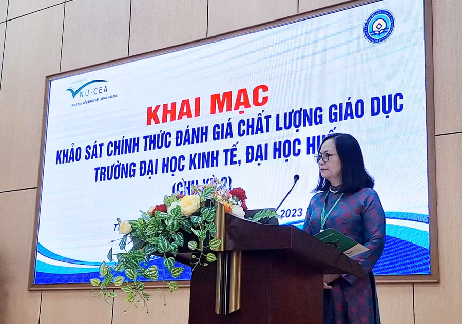 Đại diện Trung tâm Kiểm định chất lượng giáo dục – ĐH Quốc gia Hà Nội công bố chương trình khảo sát đánh giá chất lượng giáo dục chu kỳ 2 tại Trường ĐH Kinh tế, ĐH Huế.