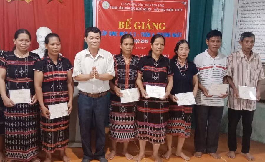 Với việc tích cực triển khai xóa mù chữ, nên nhiều lớp học sau thời gian học đã bế giảng với kết quả tốt.