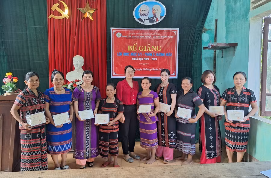 Nhiều học viên nhận chứng nhận và phần thưởng là thành quả cố gắng sau thời gian học xóa mù chữ thành công. (Ảnh: N.P)