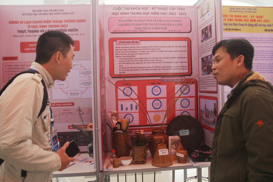 Nhiều đại biểu thích thú trao đổi với các chủ nhân sản phẩm.