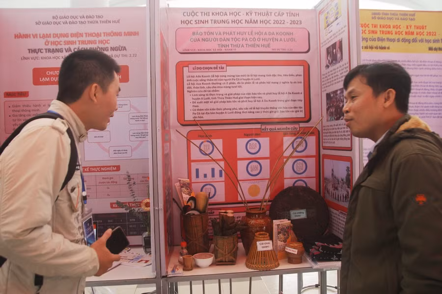 Nhiều đại biểu thích thú trao đổi với các chủ nhân sản phẩm.