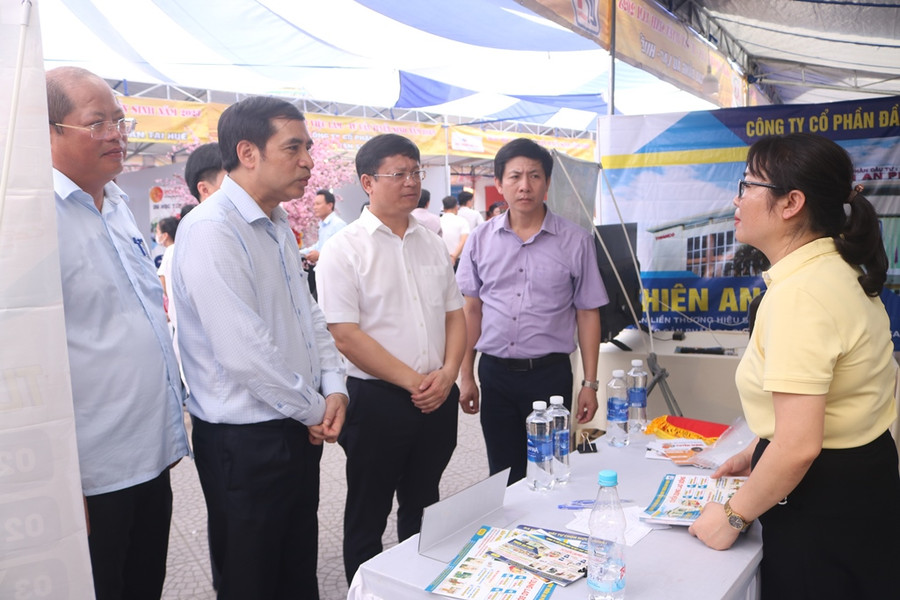 Lãnh đạo Bộ LĐ,TB&XH, Sở LĐ,TB&XH tỉnh và UBND tỉnh Thừa Thiên - Huế tham quan các gian hàng giới thiệu việc làm. Lãnh đạo Bộ LĐ,TB&XH, Sở LĐ,TB&XH tỉnh và UBND tỉnh Thừa Thiên - Huế tham quan các gian hàng giới thiệu việc làm.