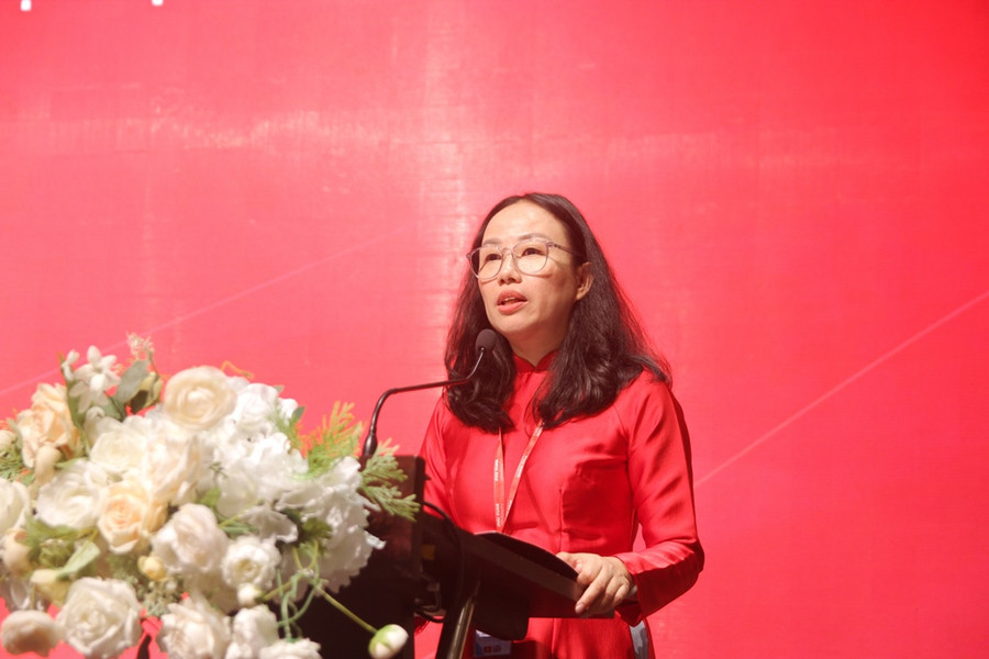 TS. Hồ Thị Hạnh Tiên - Hiệu trưởng Trường Đại học Phú Xuân phát biểu tri ân. TS. Hồ Thị Hạnh Tiên - Hiệu trưởng Trường Đại học Phú Xuân phát biểu tri ân.