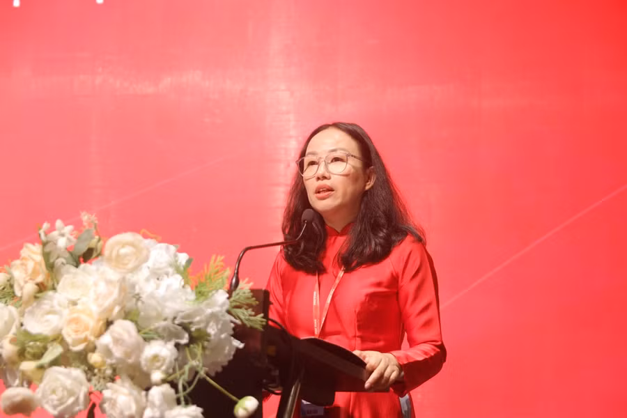 TS. Hồ Thị Hạnh Tiên - Hiệu trưởng Trường Đại học Phú Xuân phát biểu tri ân.