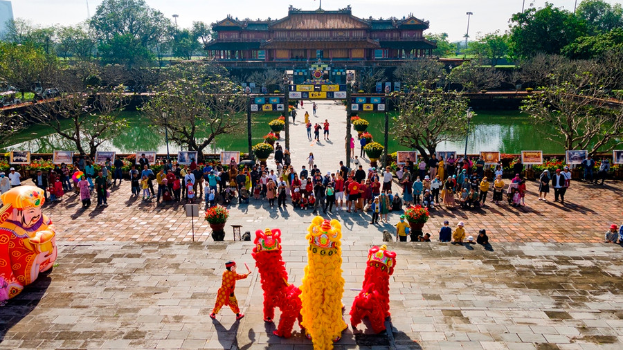 Rất đông du khách đến chơi Huế dịp Tết Quý Mão. (Ảnh: Đình Hoàng). Rất đông du khách đến chơi Huế dịp Tết Quý Mão. (Ảnh: Đình Hoàng).