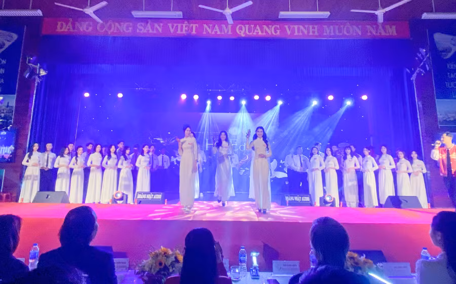 Những nữ sinh trường ĐH Sư phạm Huế duyên dáng. Những nữ sinh trường ĐH Sư phạm Huế duyên dáng.