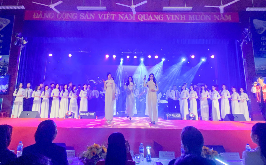 Những nữ sinh trường ĐH Sư phạm Huế duyên dáng. Những nữ sinh trường ĐH Sư phạm Huế duyên dáng.