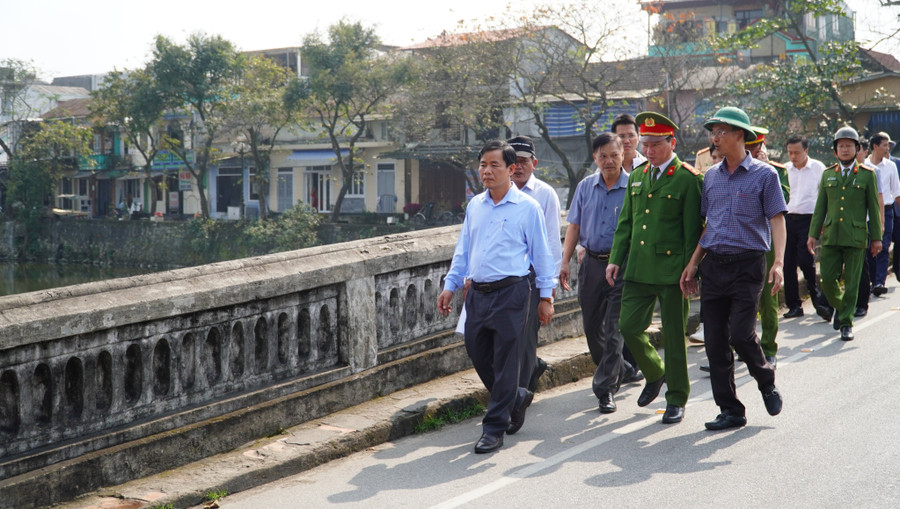 Chủ tịch UBND tỉnh Thừa Thiên Huế đi khảo sát thực địa, kiểm tra tổ chức giao thông khu vực Đại Nội Huế và khu vực phụ cận. Chủ tịch UBND tỉnh Thừa Thiên Huế đi khảo sát thực địa, kiểm tra tổ chức giao thông khu vực Đại Nội Huế và khu vực phụ cận.