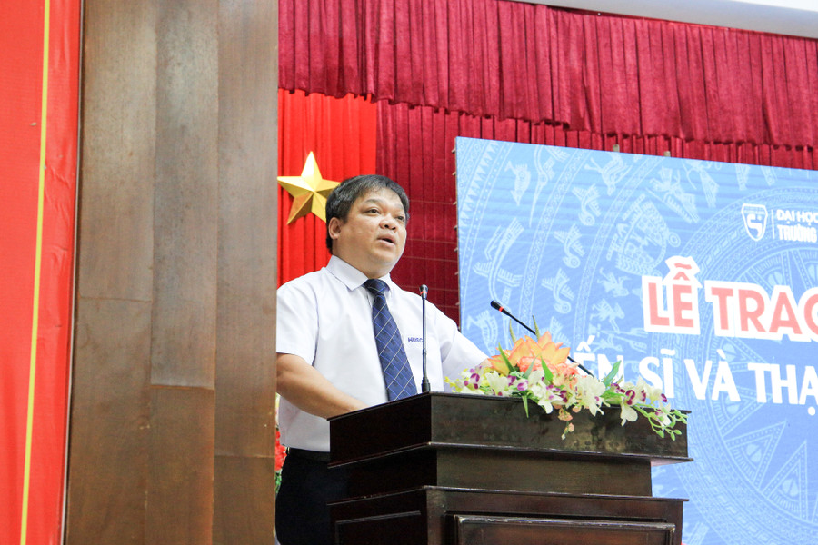PGS.TS Võ Thanh Tùng – Hiệu trưởng Trường ĐH Khoa học, ĐH Huế phát biểu tại lễ tốt nghiệp. PGS.TS Võ Thanh Tùng – Hiệu trưởng Trường ĐH Khoa học, ĐH Huế phát biểu tại lễ tốt nghiệp.