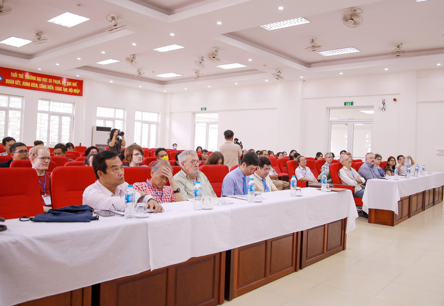 Các giáo sư nước ngoài, chuyên gia, nhà nghiên cứu và sinh viên tại Lễ khai mạc.