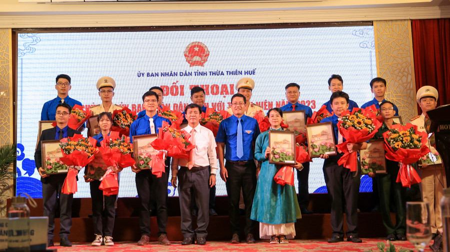 Chủ tịch UBND tỉnh tặng quà cho 15 thanh niên tiêu biểu trong tất cả các lĩnh vực trên địa bàn toàn tỉnh. Chủ tịch UBND tỉnh tặng quà cho 15 thanh niên tiêu biểu trong tất cả các lĩnh vực trên địa bàn toàn tỉnh.