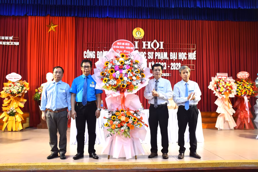 PGS.TS Lê Anh Phương, Giám đốc ĐH Huế tặng hoa chúc mừng Đại hội Công đoàn trường ĐH Sư phạm.