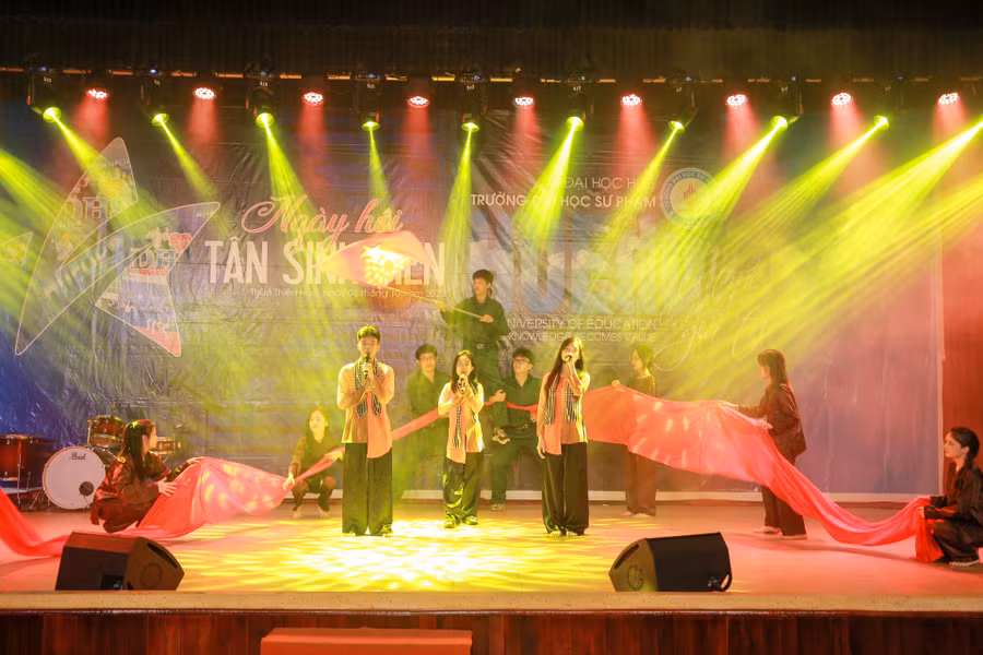 Hát múa "Bình Trị Thiên khói lửa" thể hiện niềm tự hào dân tộc do sinh Khoa Vật lý trình bày.