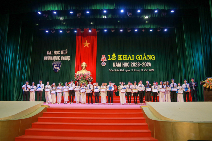 Tặng giấy khen và học bổng cho các thủ khoa ngành. Tặng giấy khen và học bổng cho các thủ khoa ngành.