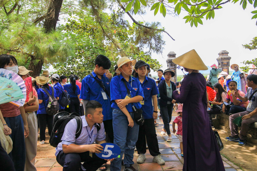 Một đoàn học sinh nước ngoài đang nghe thuyết minh về chùa Thiên Mụ. Một đoàn học sinh nước ngoài đang nghe thuyết minh về chùa Thiên Mụ.