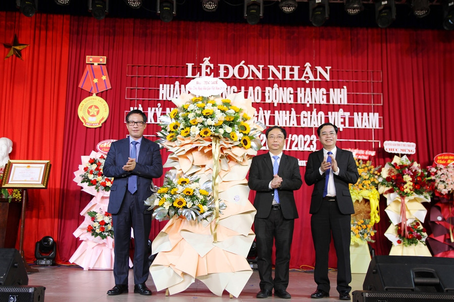 PGS.TS Lê Anh Phương, Giám đốc ĐH Huế (trái) tặng hoa chúc mừng nhà trường.