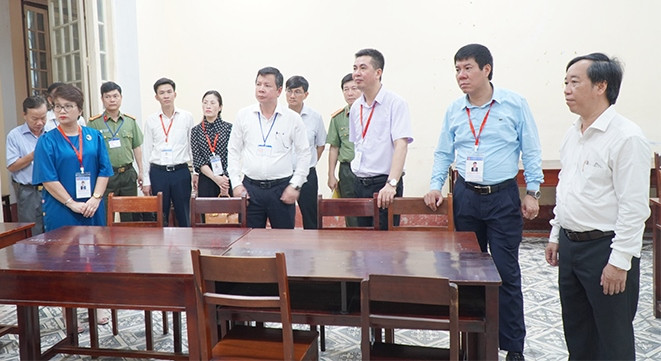 Đoàn kiểm tra tại điểm thi đặt tại Trường THPT chuyên Quốc học Huế (Ảnh: H.M). Đoàn kiểm tra tại điểm thi đặt tại Trường THPT chuyên Quốc học Huế (Ảnh: H.M).