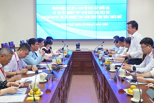 Ông Nguyễn Tân - Giám đốc Sở GD&ĐT tỉnh Thừa Thiên - Huế, Phó Trưởng ban Thường trực Ban chỉ đạo Kỳ thi tốt nghiệp THPT (đứng) báo cáo về công tác chuẩn bị cho kỳ thi. Ông Nguyễn Tân - Giám đốc Sở GD&ĐT tỉnh Thừa Thiên - Huế, Phó Trưởng ban Thường trực Ban chỉ đạo Kỳ thi tốt nghiệp THPT (đứng) báo cáo về công tác chuẩn bị cho kỳ thi.