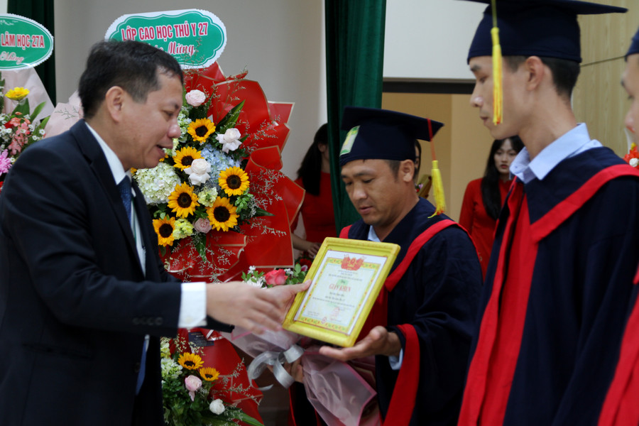 Hiệu trưởng ĐH Nông Lâm, ĐH Huế trao bằng.