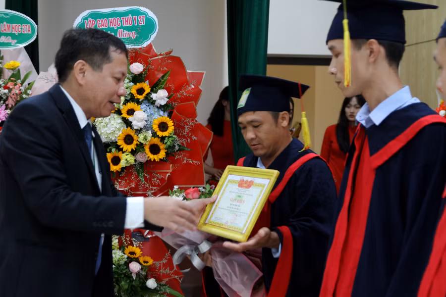 Hiệu trưởng ĐH Nông Lâm, ĐH Huế trao bằng.