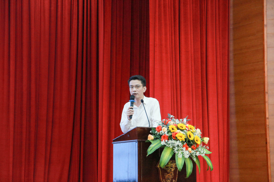 Đại diện Vụ KH&CN trình bày tham luận tại hội thảo với chủ đề: "Nghị quyết số 36-NQ/TW của Bộ Chính trị về phát triển và ứng dụng CNSH phục vụ phát triển bền vững đất nước trong tình hình mới". Đại diện Vụ KH&CN trình bày tham luận tại hội thảo với chủ đề: "Nghị quyết số 36-NQ/TW của Bộ Chính trị về phát triển và ứng dụng CNSH phục vụ phát triển bền vững đất nước trong tình hình mới".