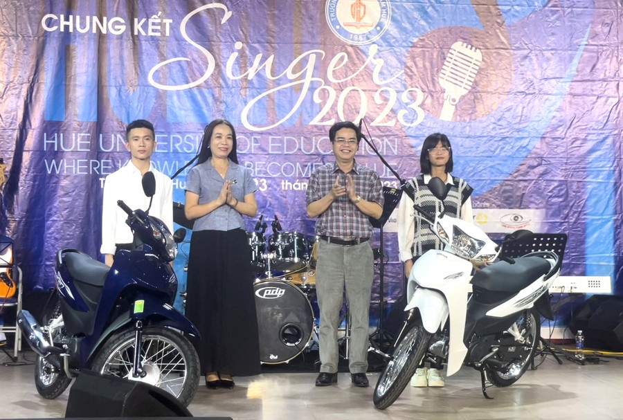 Trao tặng xe máy và học bổng cho sinh viên nghèo vượt khó. Trao tặng xe máy và học bổng cho sinh viên nghèo vượt khó.