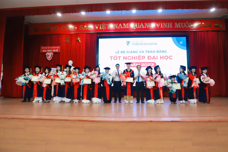 Lễ bế giảng và trao bằng tốt nghiệp đại học cho nhiều sinh viên ra trường. (Ảnh: Đại Dương)