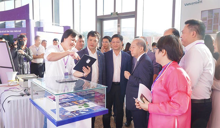 Các đại biểu tham quan các gian hàng trưng bày tại triển lãm. Các đại biểu tham quan các gian hàng trưng bày tại triển lãm.