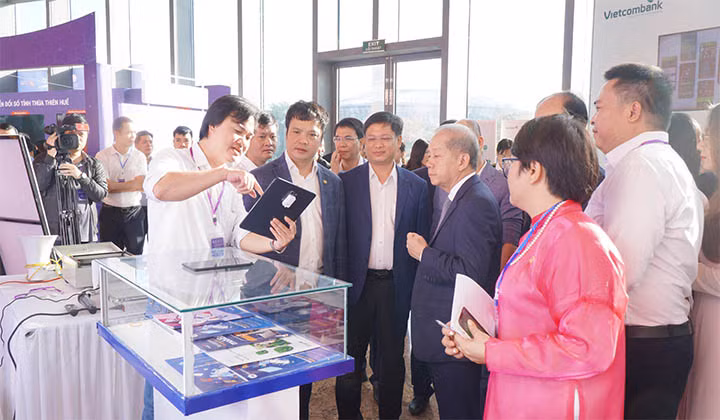 Các đại biểu tham quan các gian hàng trưng bày tại triển lãm.