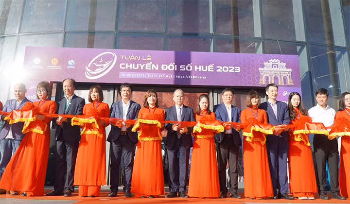 Đại biểu cắt băng khai mạc triển lãm tại Tuần lễ chuyển đổi số - Huế 2023.
