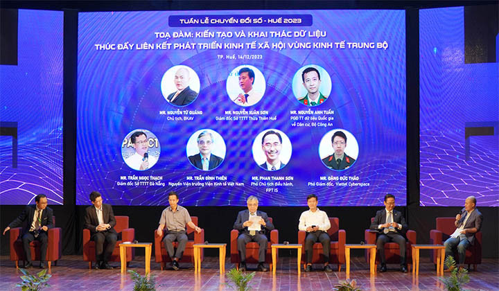 Tọa đàm Kiến tạo và khai thác dữ liệu – Thúc đẩy liên kết phát triển kinh tế xã hội vùng kinh tế Trung bộ tại ngày khai mạc. Tọa đàm Kiến tạo và khai thác dữ liệu – Thúc đẩy liên kết phát triển kinh tế xã hội vùng kinh tế Trung bộ tại ngày khai mạc.