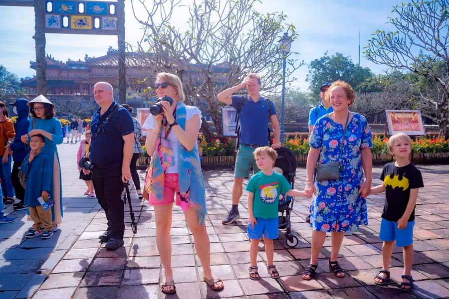 Nhiều đoàn khách du lịch quốc tế đến Huế vui chơi và trải nghiệm văn hóa cung đình xưa ngày đầu năm Quý Mão 2023. (Ảnh: Đình Hoàng).