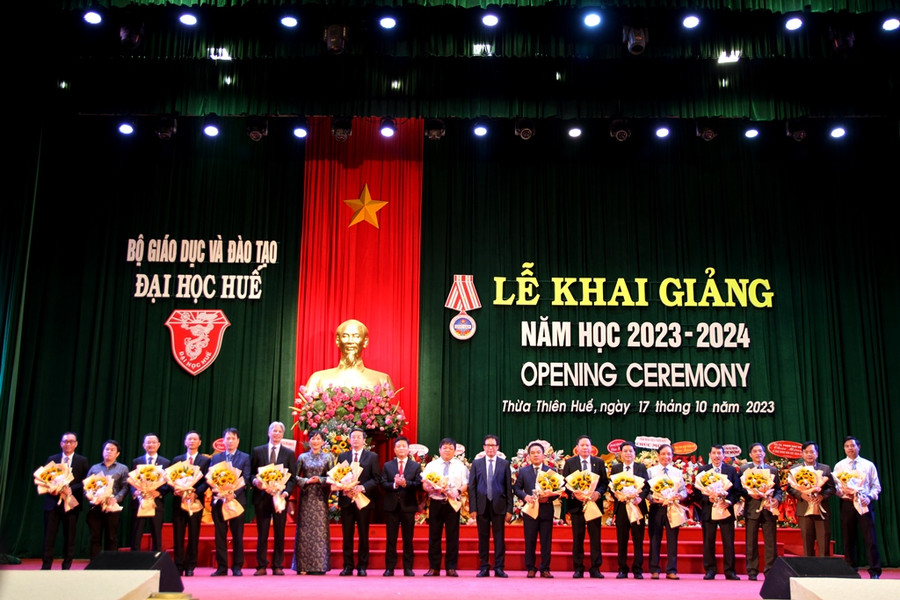 Giám đốc ĐH Huế tặng hoa chúc mừng Hiệu trưởng, Khoa trưởng, Giám đốc các Trường ĐH thành viên, Khoa và Phân hiệu trực thuộc.