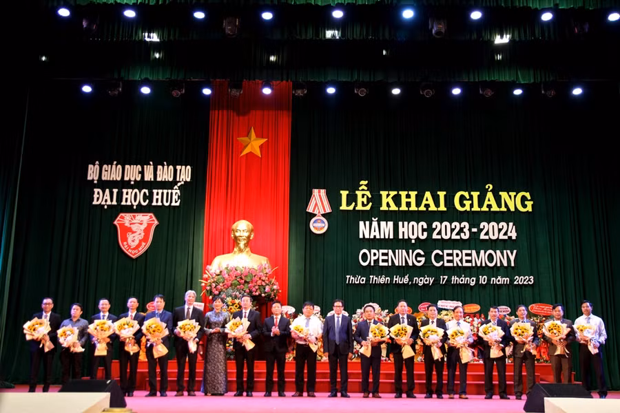 Giám đốc ĐH Huế tặng hoa chúc mừng Hiệu trưởng, Khoa trưởng, Giám đốc các Trường ĐH thành viên, Khoa và Phân hiệu trực thuộc.