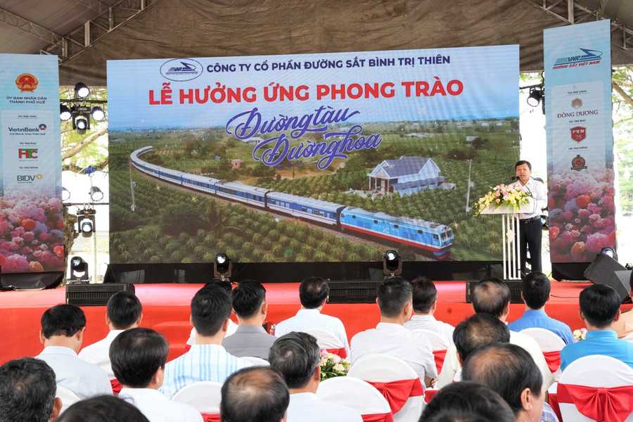 Lễ hưởng ứng phong trào "Đường tàu - Đường hoa" tại TP Huế với việc trồng hơn 1.500 cây hoa các loại. Lễ hưởng ứng phong trào "Đường tàu - Đường hoa" tại TP Huế với việc trồng hơn 1.500 cây hoa các loại.
