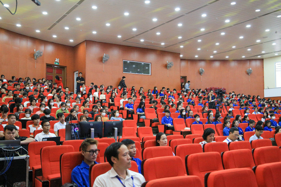 Chương trình quy tụ khoảng 200 đại biểu, chuyên gia, nhà khoa học, nhà quản lý, nhà hoạch định chính sách, đại diện doanh nghiệp,… tham gia. Chương trình quy tụ khoảng 200 đại biểu, chuyên gia, nhà khoa học, nhà quản lý, nhà hoạch định chính sách, đại diện doanh nghiệp,… tham gia.