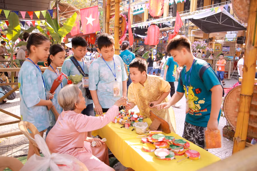 Học sinh tìm hiểu các đồ chơi dân gian thời xưa.